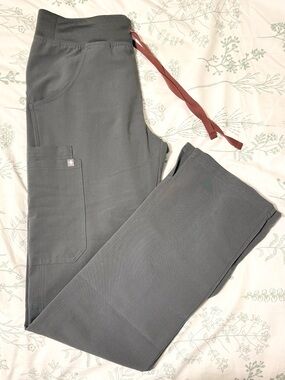 Figs Women’s Kade Cargo Scrub Pant in Moss Green XS-TALL